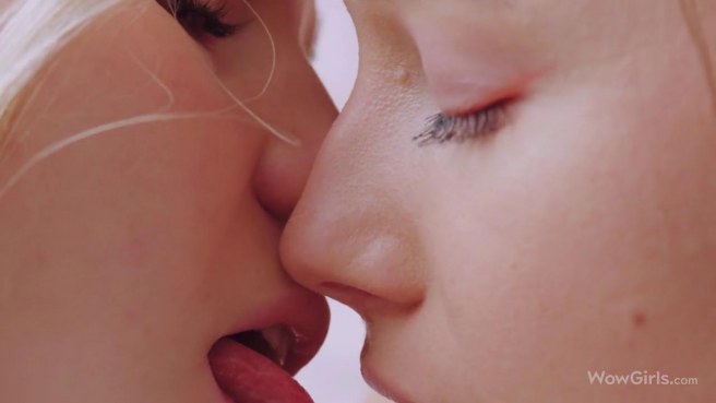 Нежные подруги с мокрыми розовыми щелочками устроили лесбийский секс #1
