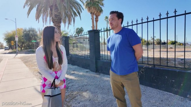 Очень аппетитная ёлочка не отказалась поскакать на члене пикапера #1