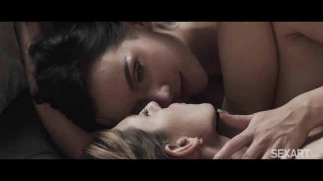 Обнажённые фигуристые лесбиянки хорошо знают, чем заняться вечером #10