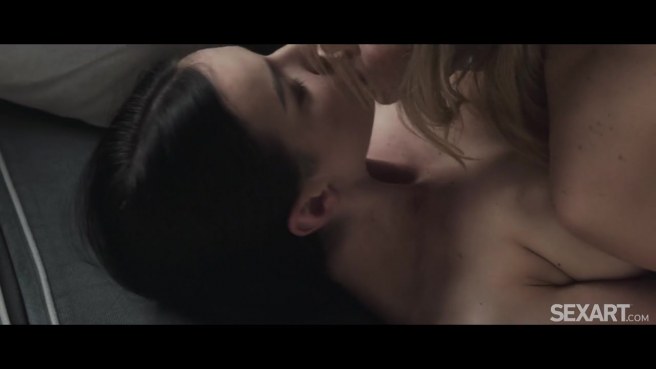 Обнажённые фигуристые лесбиянки хорошо знают, чем заняться вечером #4