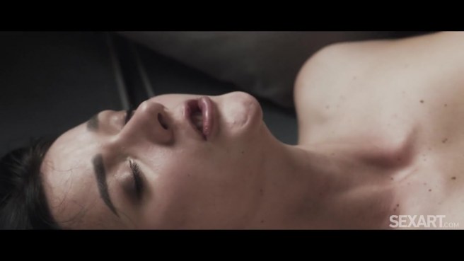 Обнажённые фигуристые лесбиянки хорошо знают, чем заняться вечером #6