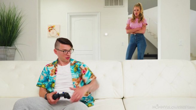 Горяченькая младшая сестра с невероятно глубокой рабочей глоткой #1