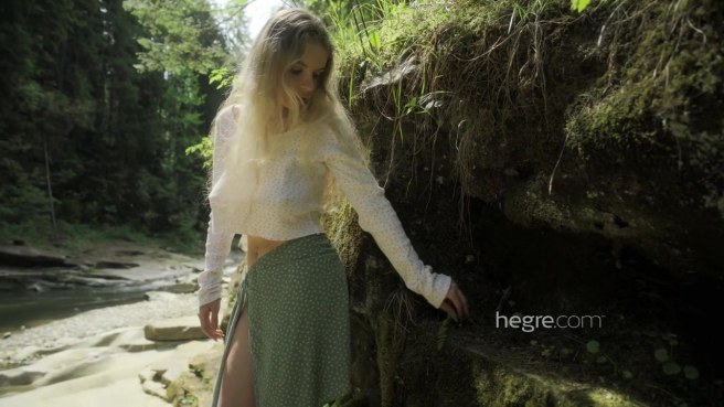 Шикарная грудастая цыпочка и её идеальное обнажение на свежем воздухе