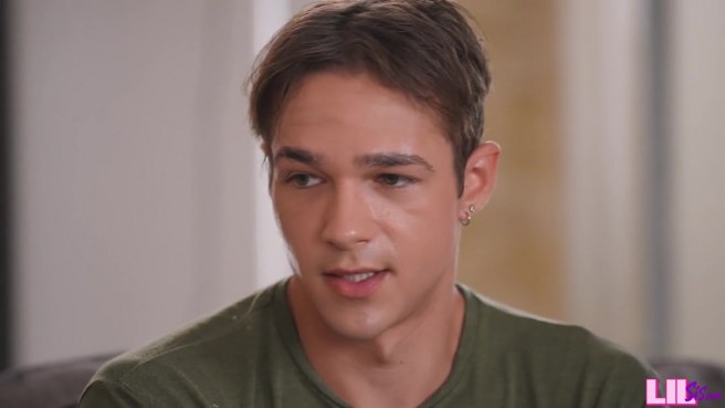 Эта рыженькая крошка по-настоящему умеет удивлять в постели #1