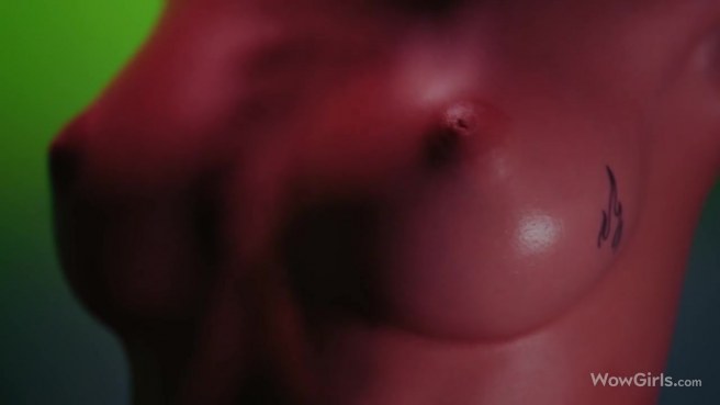 Идеальное обнажение 20-летней длинноногой модельки