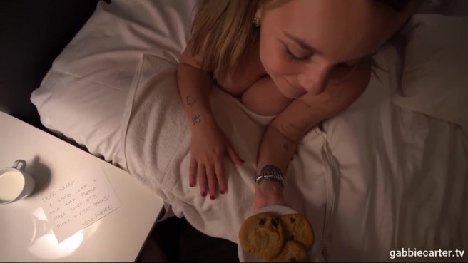 Горяченькая Снегурочка знает, какой именно подарок нужен парню #10