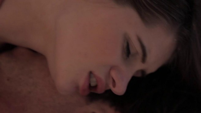 Нежные поцелуи и жаркий секс влюбленной парочки в постели #4